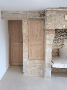 porte-bois-maison-ancienne-mur-pierre-menuiserie-ebenisterie-godin